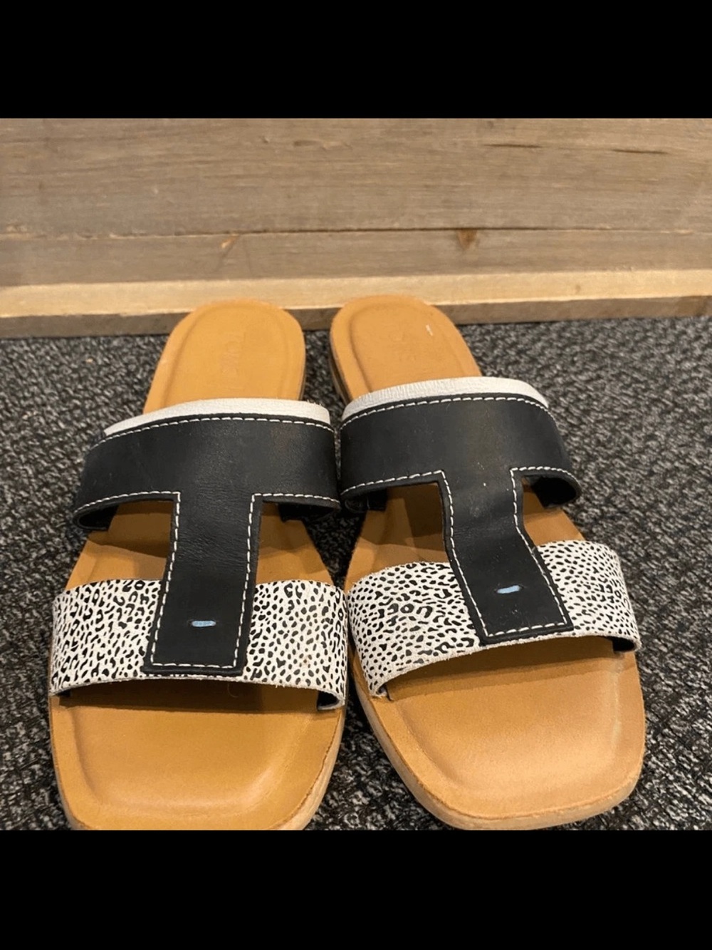 ✅TOMS Black & White Slide Sandals for Women - Picture 2 of 5